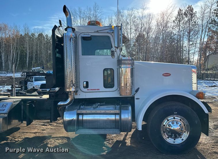 image for item MQ9530 2005 Peterbilt 357  semi truck