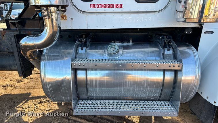 image for item MQ9530 2005 Peterbilt 357  semi truck