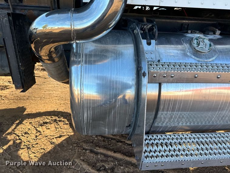 image for item MQ9530 2005 Peterbilt 357  semi truck