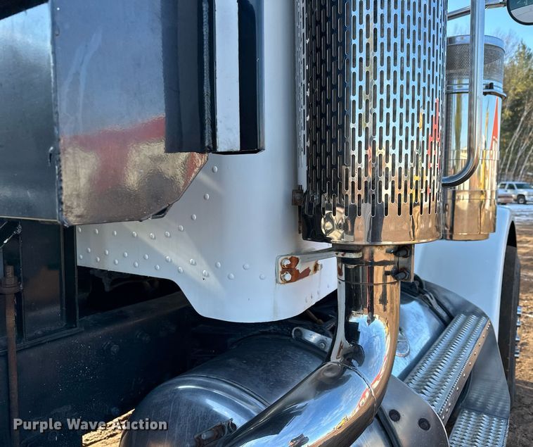 image for item MQ9530 2005 Peterbilt 357  semi truck