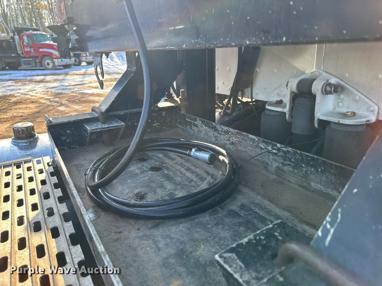 image for item MQ9530 2005 Peterbilt 357  semi truck