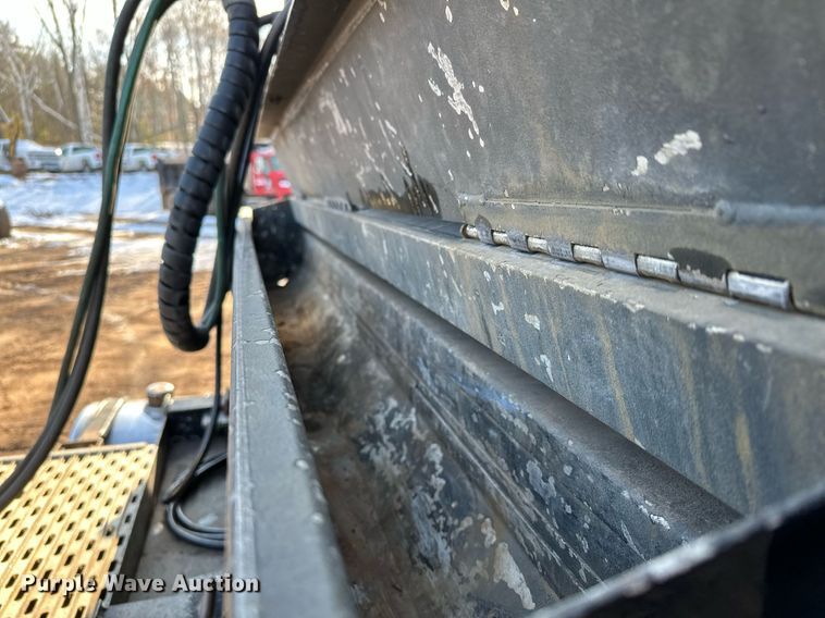 image for item MQ9530 2005 Peterbilt 357  semi truck