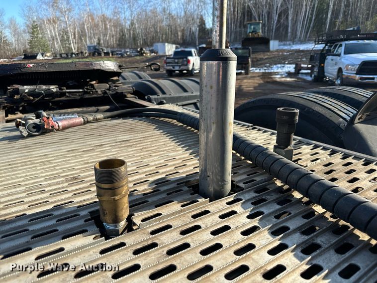 image for item MQ9530 2005 Peterbilt 357  semi truck