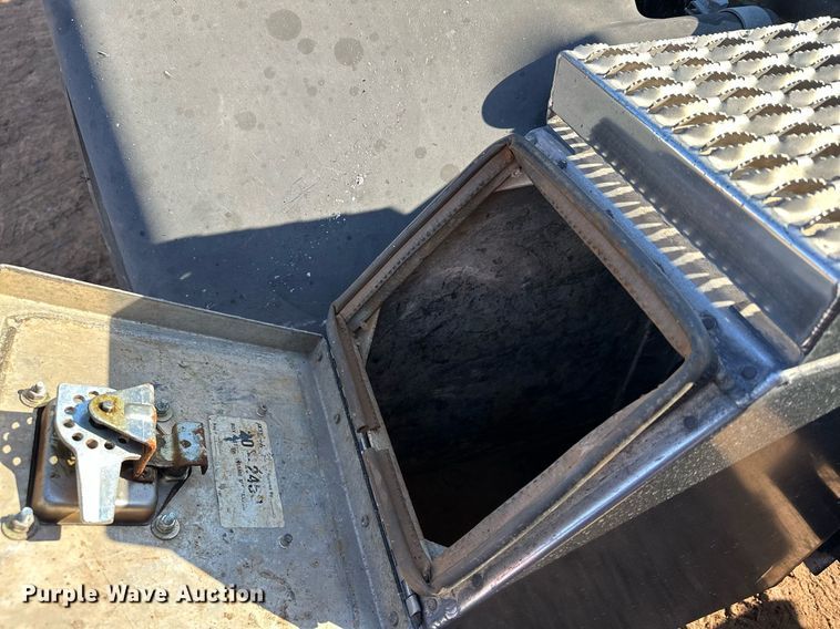 image for item MQ9530 2005 Peterbilt 357  semi truck