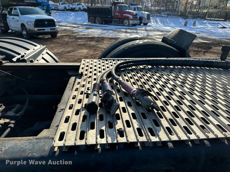 image for item MQ9530 2005 Peterbilt 357  semi truck