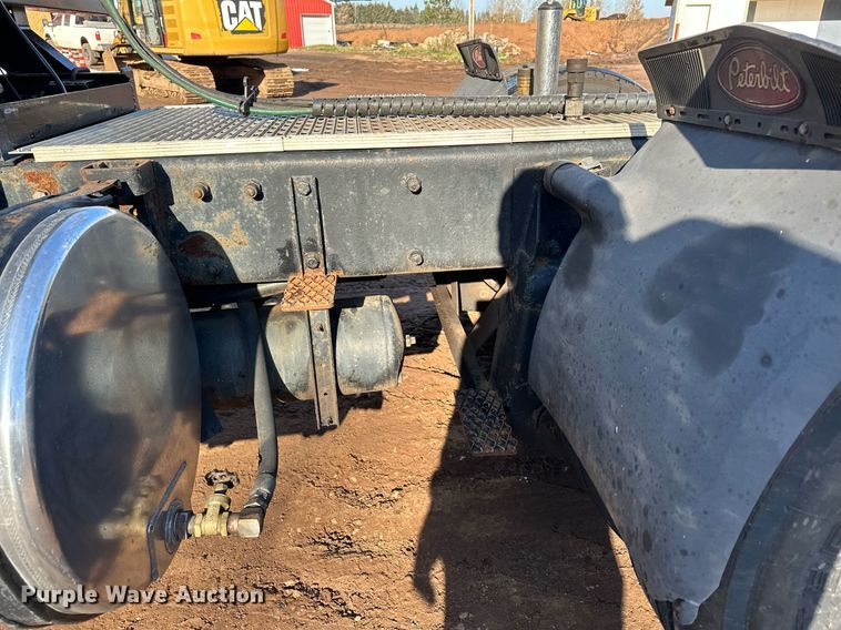 image for item MQ9530 2005 Peterbilt 357  semi truck