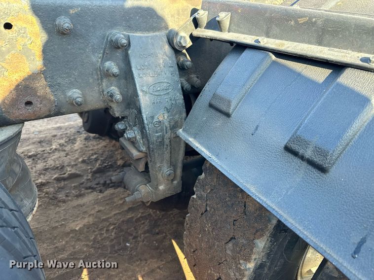 image for item MQ9530 2005 Peterbilt 357  semi truck