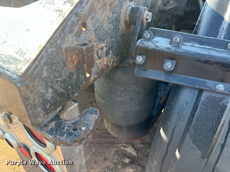 image for item MQ9530 2005 Peterbilt 357  semi truck