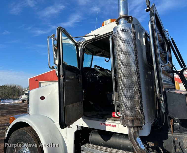 image for item MQ9530 2005 Peterbilt 357  semi truck