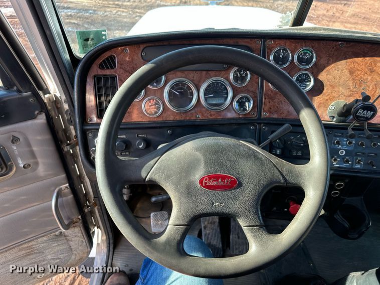 image for item MQ9530 2005 Peterbilt 357  semi truck