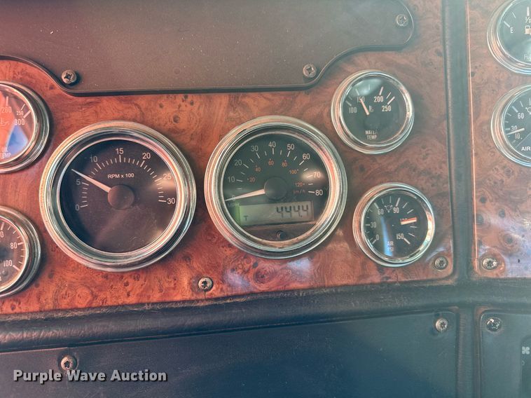 image for item MQ9530 2005 Peterbilt 357  semi truck