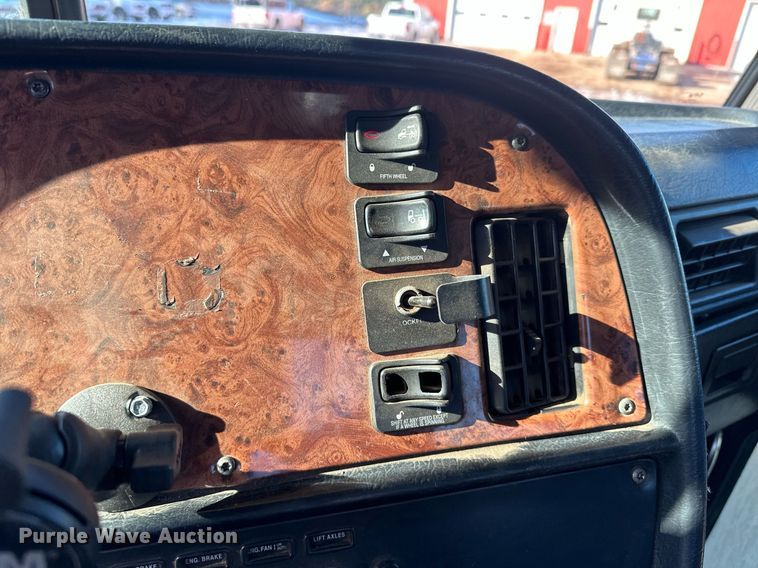 image for item MQ9530 2005 Peterbilt 357  semi truck