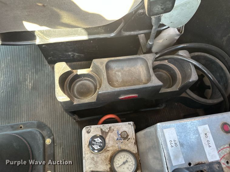 image for item MQ9530 2005 Peterbilt 357  semi truck