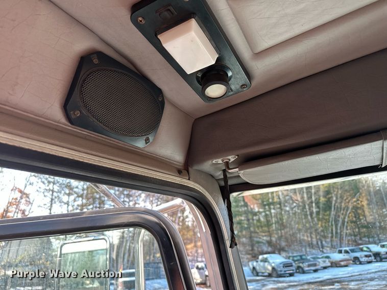 image for item MQ9530 2005 Peterbilt 357  semi truck