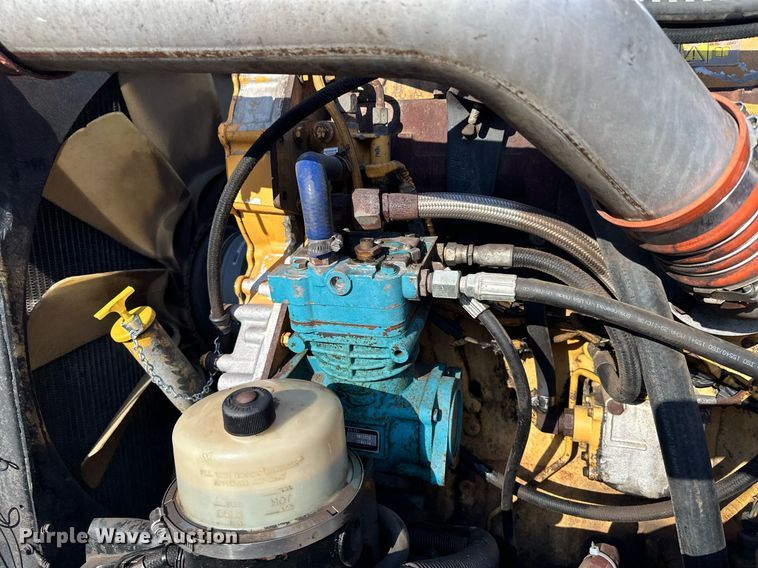 image for item MQ9530 2005 Peterbilt 357  semi truck