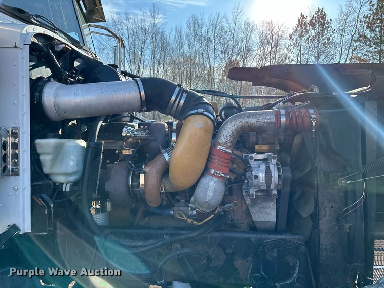 image for item MQ9530 2005 Peterbilt 357  semi truck