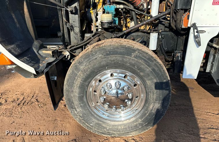 image for item MQ9530 2005 Peterbilt 357  semi truck