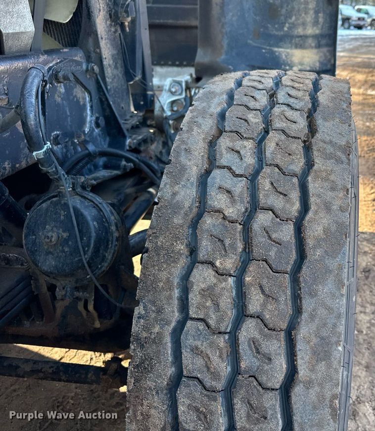 image for item MQ9530 2005 Peterbilt 357  semi truck