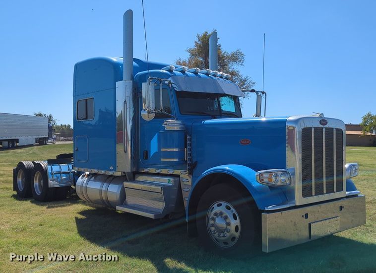 image for item MX9417 2023 Peterbilt 389  semi truck