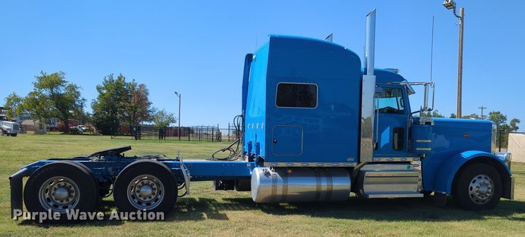 image for item MX9417 2023 Peterbilt 389  semi truck