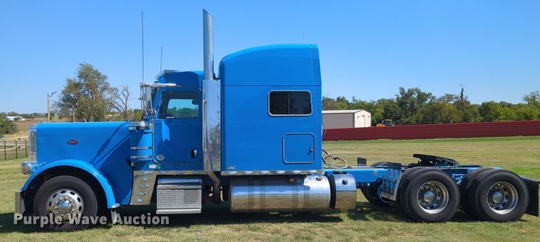 image for item MX9417 2023 Peterbilt 389  semi truck