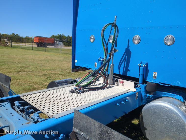 image for item MX9417 2023 Peterbilt 389  semi truck