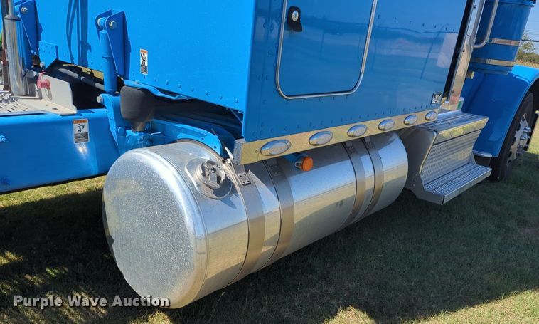 image for item MX9417 2023 Peterbilt 389  semi truck