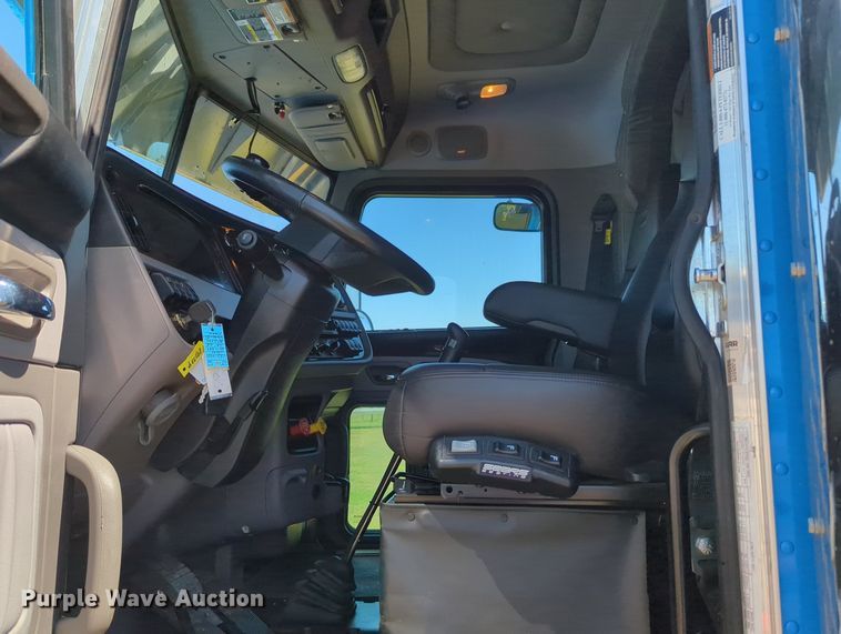 image for item MX9417 2023 Peterbilt 389  semi truck