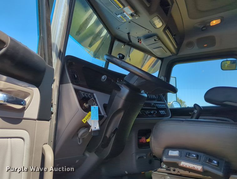 image for item MX9417 2023 Peterbilt 389  semi truck