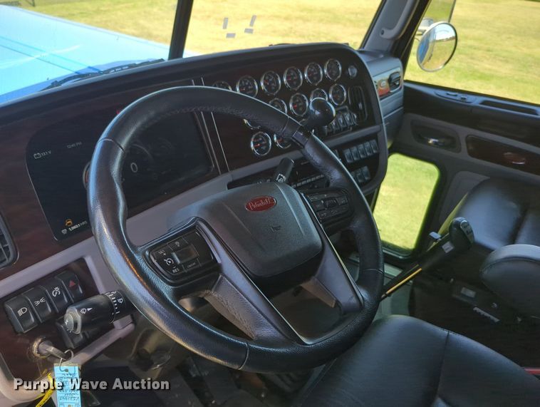 image for item MX9417 2023 Peterbilt 389  semi truck