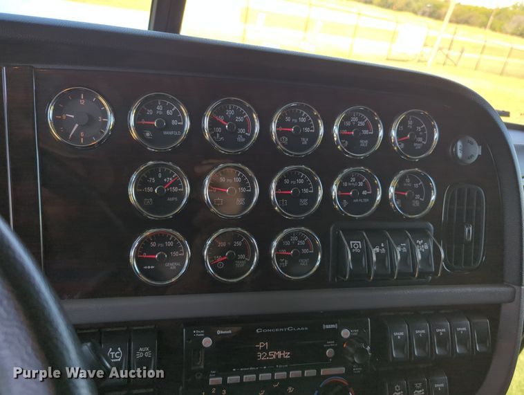 image for item MX9417 2023 Peterbilt 389  semi truck