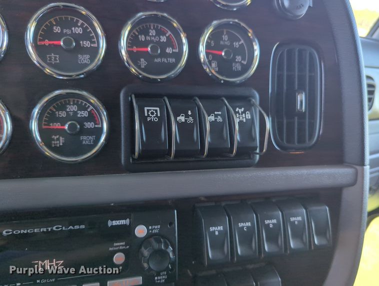 image for item MX9417 2023 Peterbilt 389  semi truck