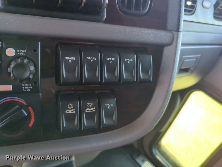 image for item MX9417 2023 Peterbilt 389  semi truck