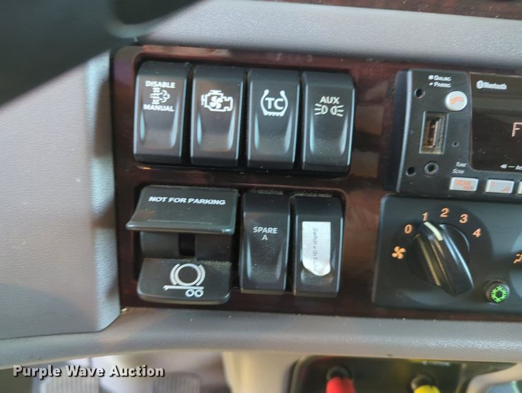 image for item MX9417 2023 Peterbilt 389  semi truck