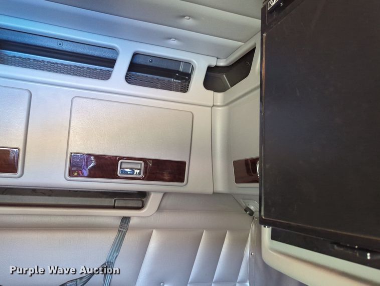 image for item MX9417 2023 Peterbilt 389  semi truck