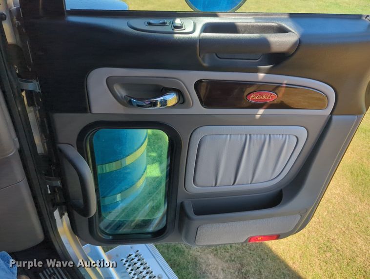 image for item MX9417 2023 Peterbilt 389  semi truck