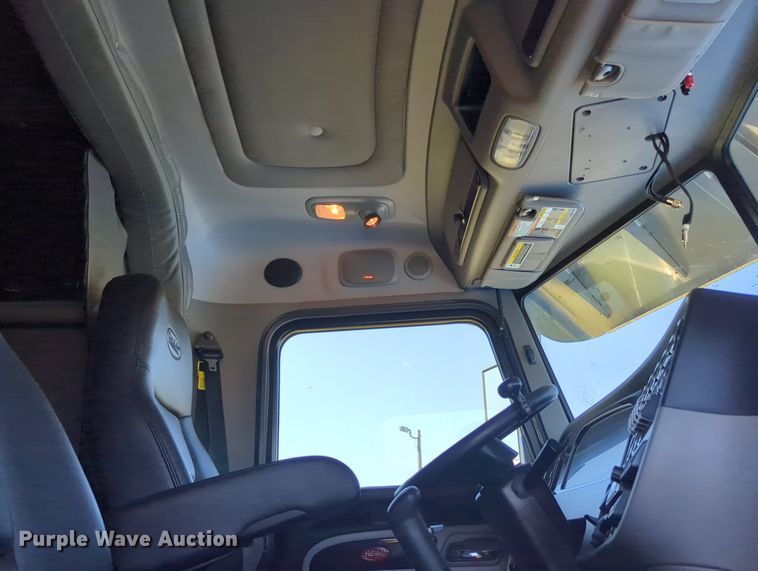 image for item MX9417 2023 Peterbilt 389  semi truck