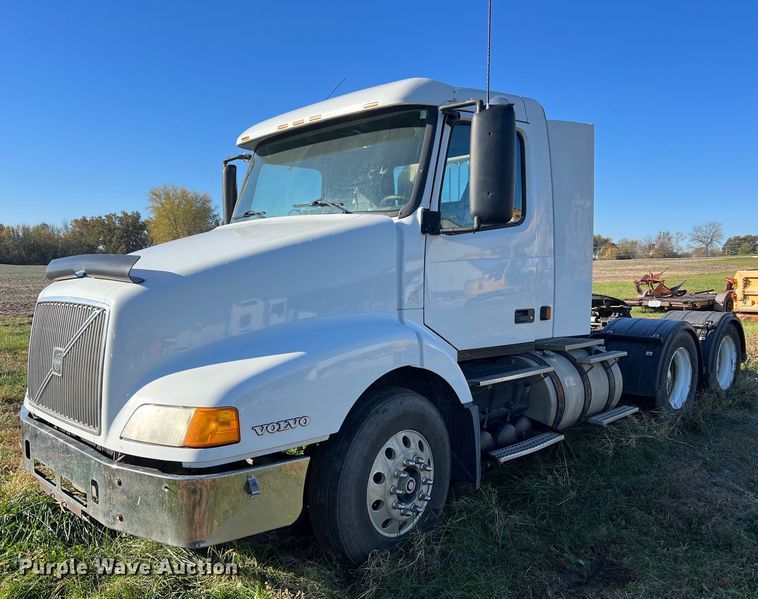 image for item NI9122 2001 Volvo VN Series  semi truck