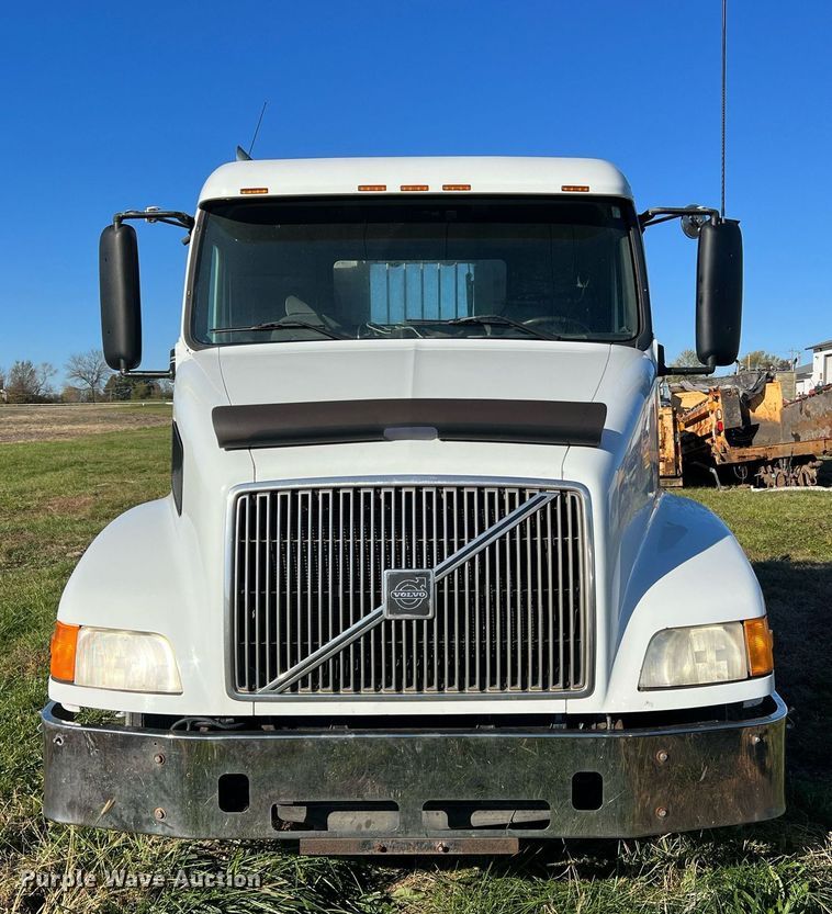 image for item NI9122 2001 Volvo VN Series  semi truck