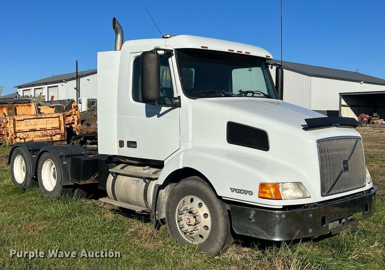 image for item NI9122 2001 Volvo VN Series  semi truck