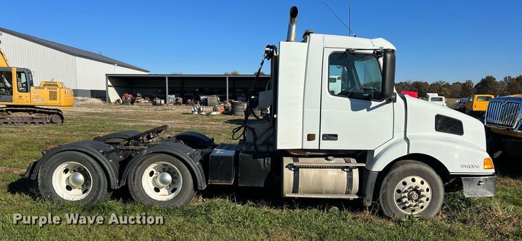 image for item NI9122 2001 Volvo VN Series  semi truck