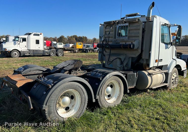 image for item NI9122 2001 Volvo VN Series  semi truck