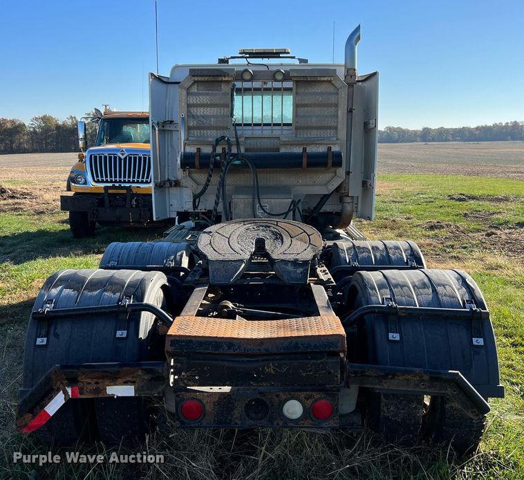 image for item NI9122 2001 Volvo VN Series  semi truck