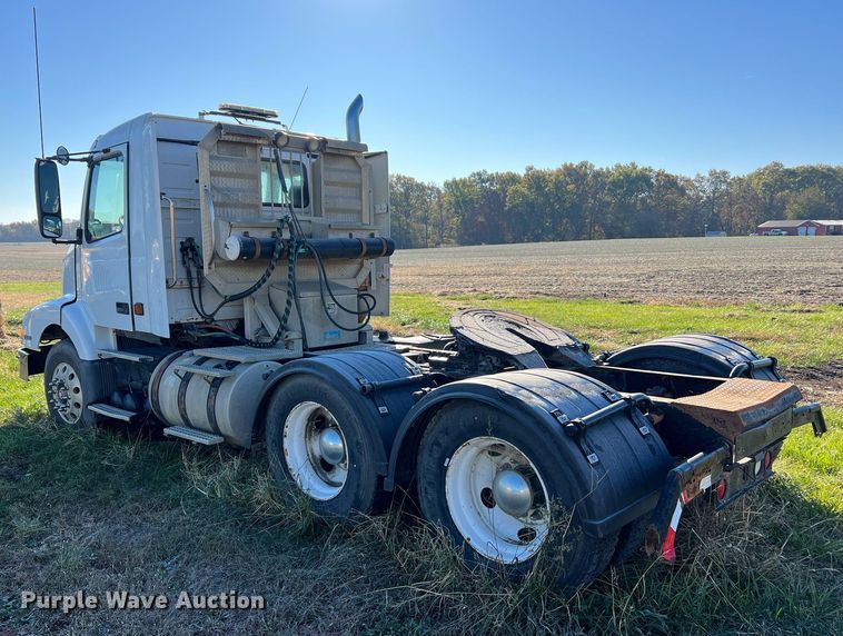 image for item NI9122 2001 Volvo VN Series  semi truck