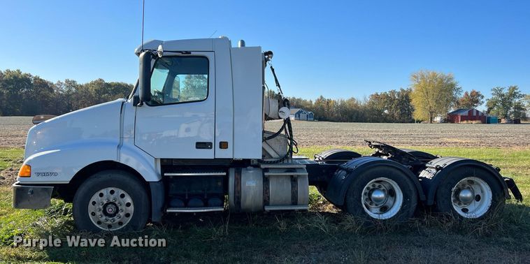 image for item NI9122 2001 Volvo VN Series  semi truck