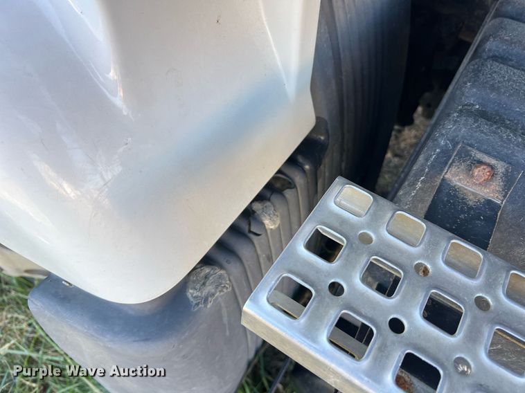 image for item NI9122 2001 Volvo VN Series  semi truck