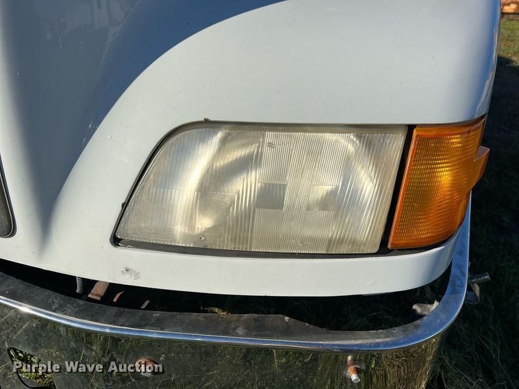 image for item NI9122 2001 Volvo VN Series  semi truck