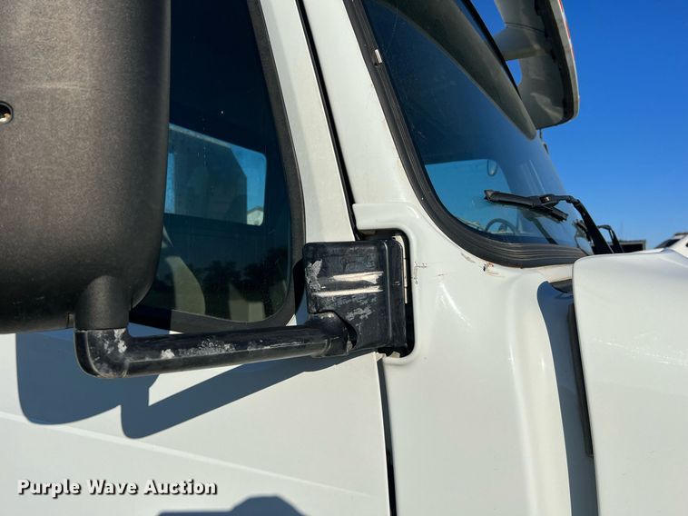 image for item NI9122 2001 Volvo VN Series  semi truck