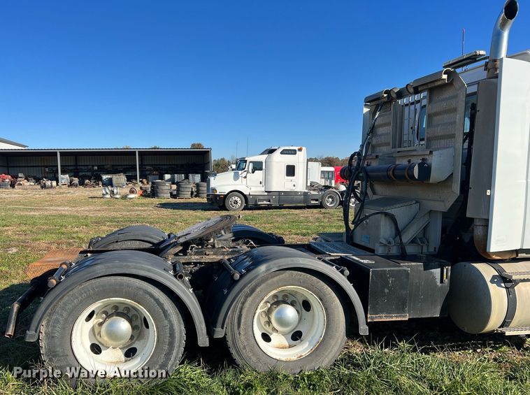 image for item NI9122 2001 Volvo VN Series  semi truck