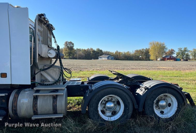 image for item NI9122 2001 Volvo VN Series  semi truck